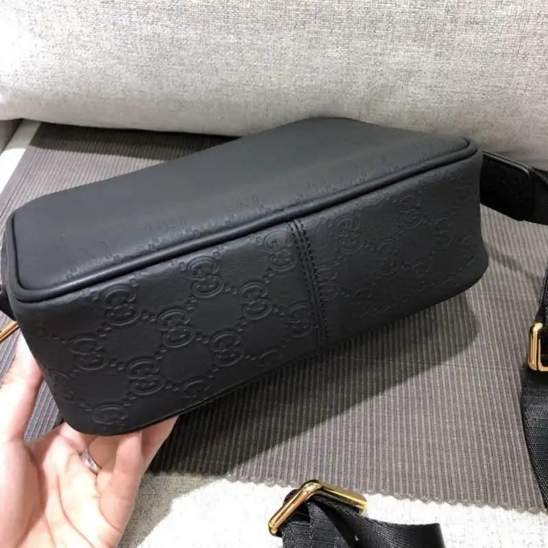 G*u*i bags 1917m0071