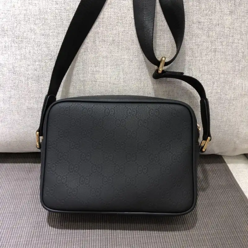 G*u*i bags 1917m0071