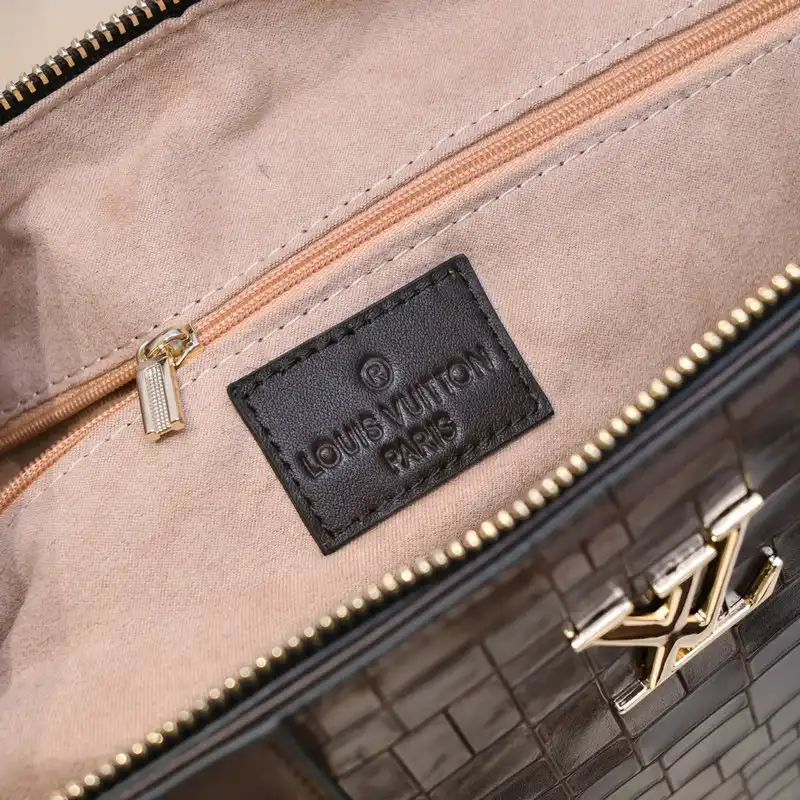 LV Bags 2111YZ0060