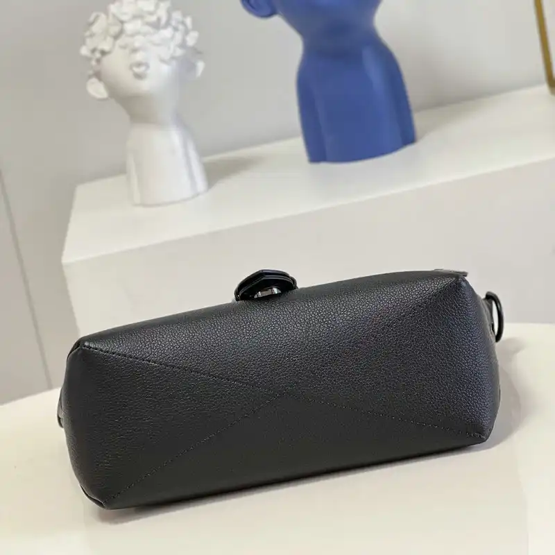 LV Bag 2204YA0008