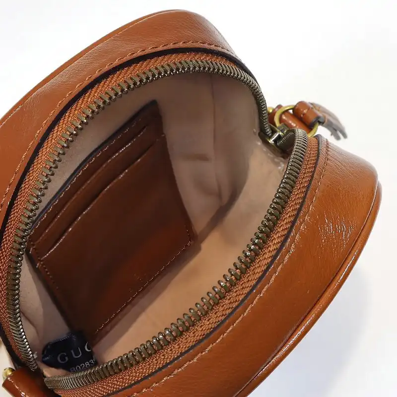G*u*i bags 2012sh0001