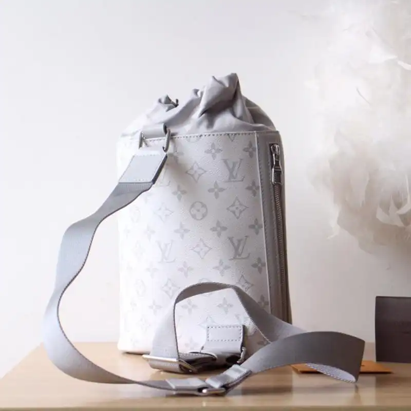 LV Bags 19T1L0699