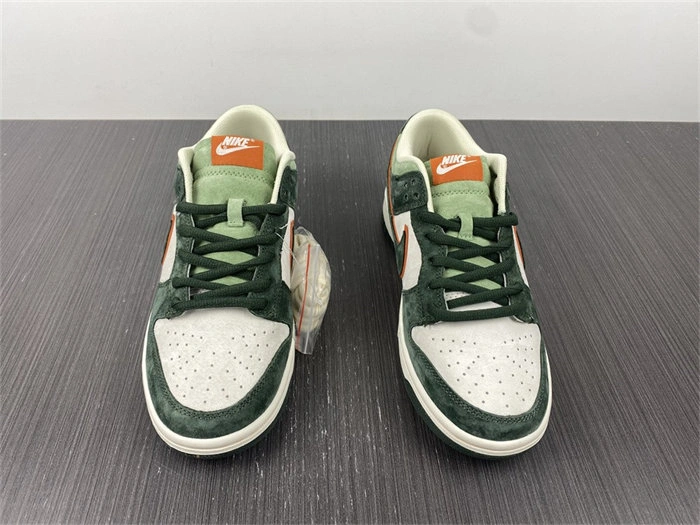 Vibrant Nike SB Dunk LF0039- 4683