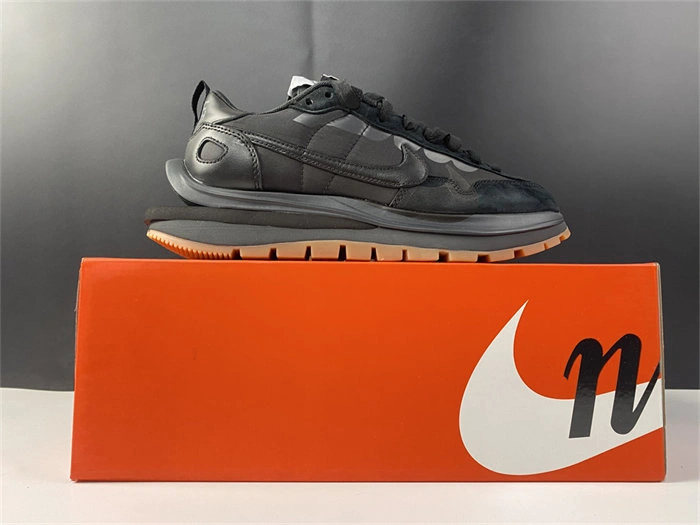 Resilient Nike Vaporwaffle sacai Black Gum DD1875- 5235