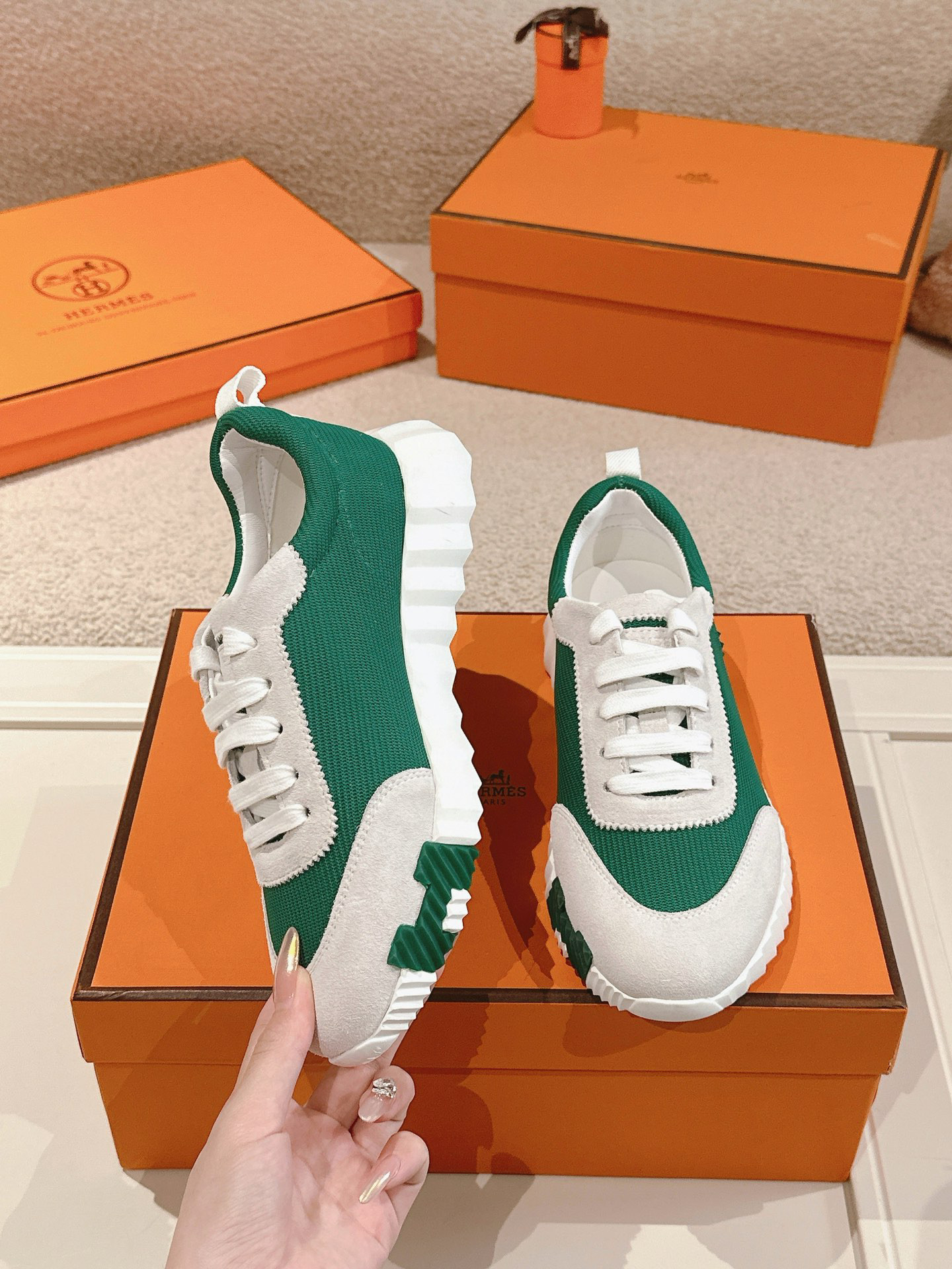 H**me5 sneaker
