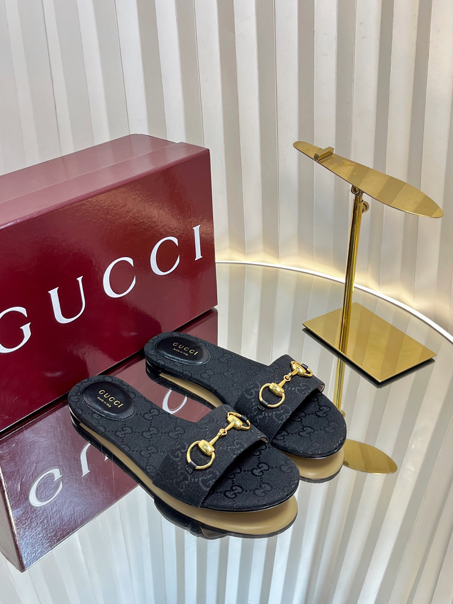 G*u*i sandals