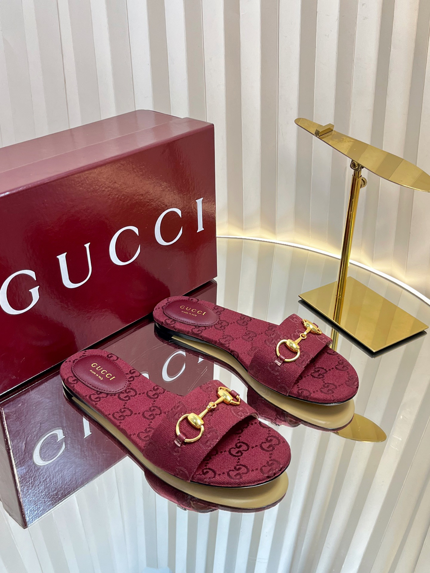 G*u*i sandals