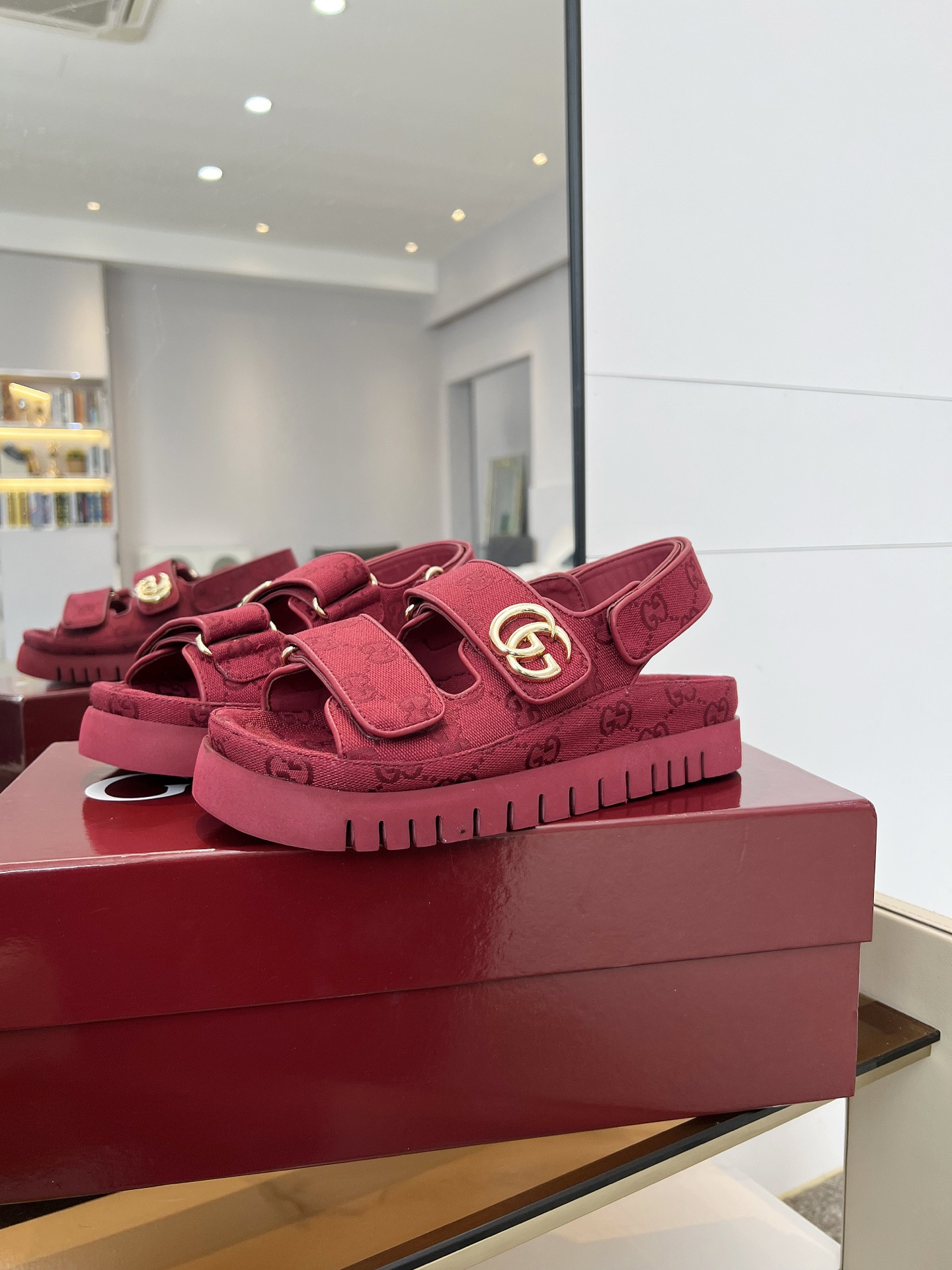 G*u*i sandals