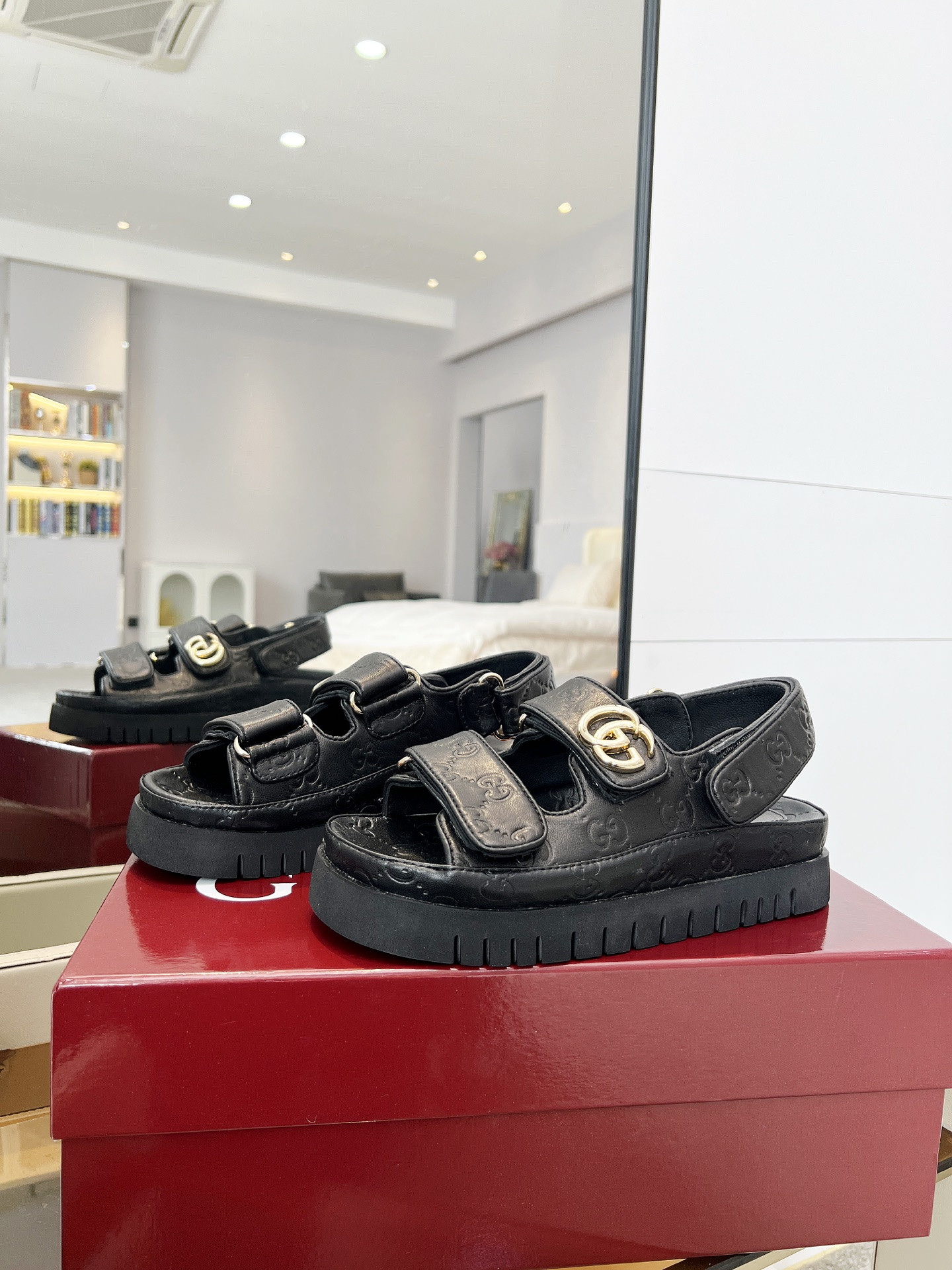 G*u*i sandals