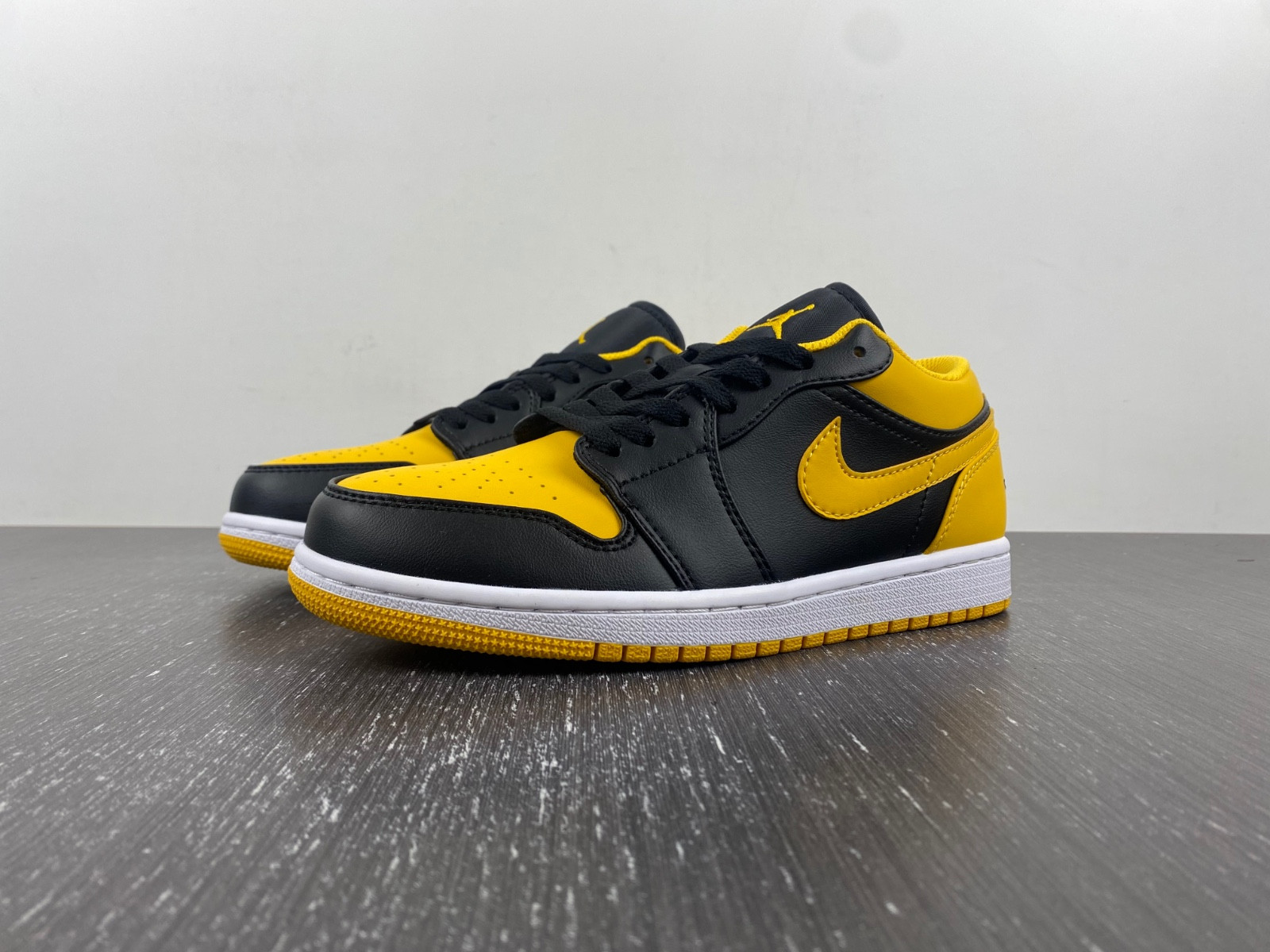 Air Jordan 1 Low “Yellow Ochre” 553558-072