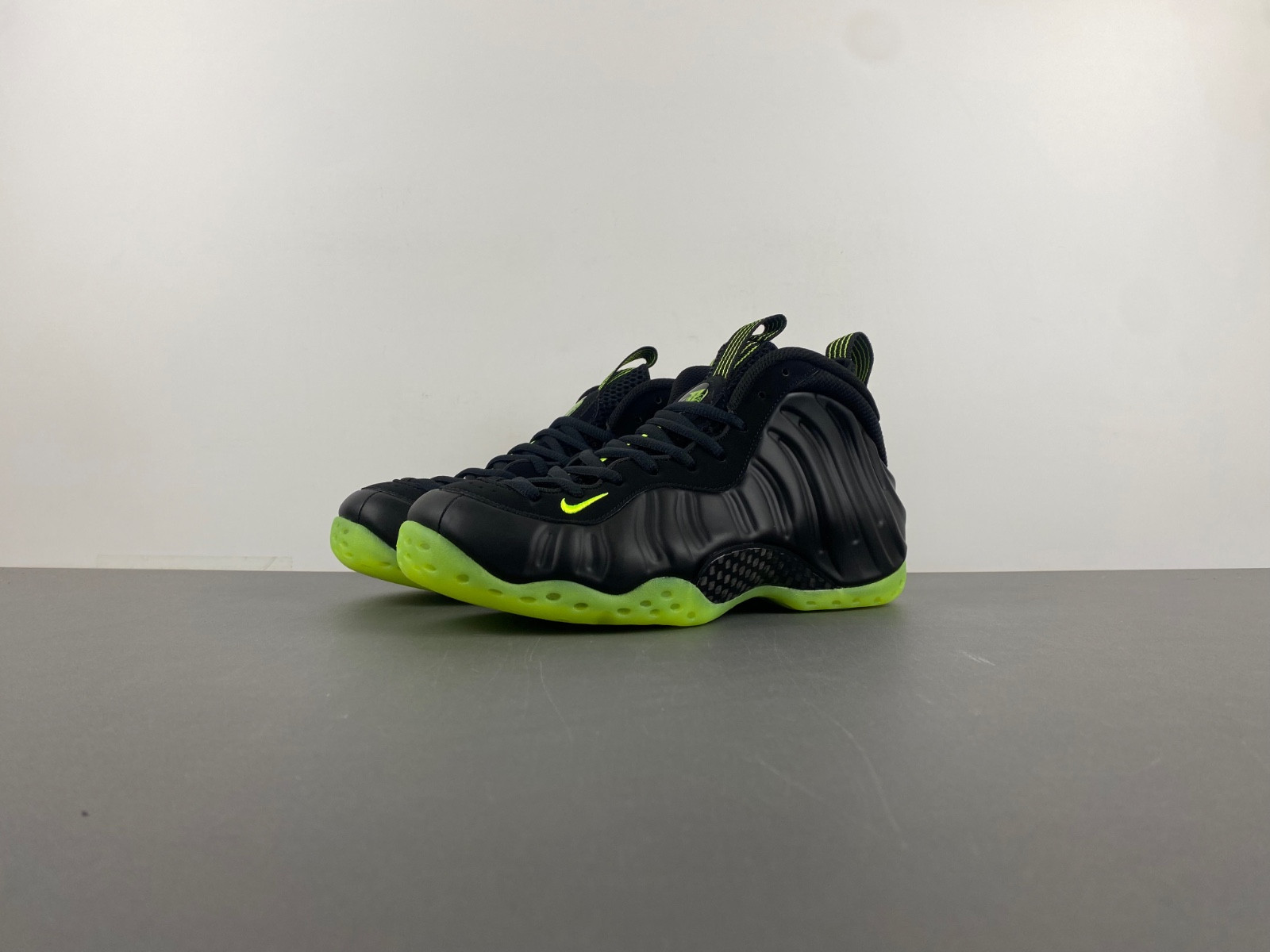 Nike Air Foamposite One Black Volt HF2902-001
