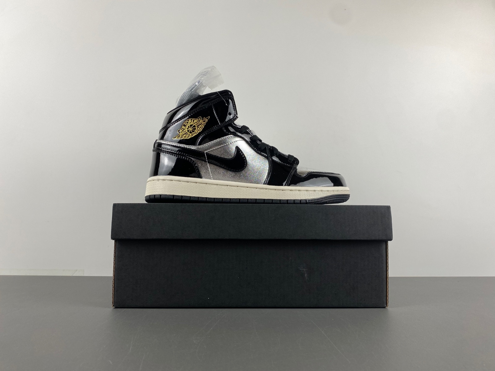 Air Jordan 1 Mid SE GS “Black/Metallic Silver” FZ3938-001