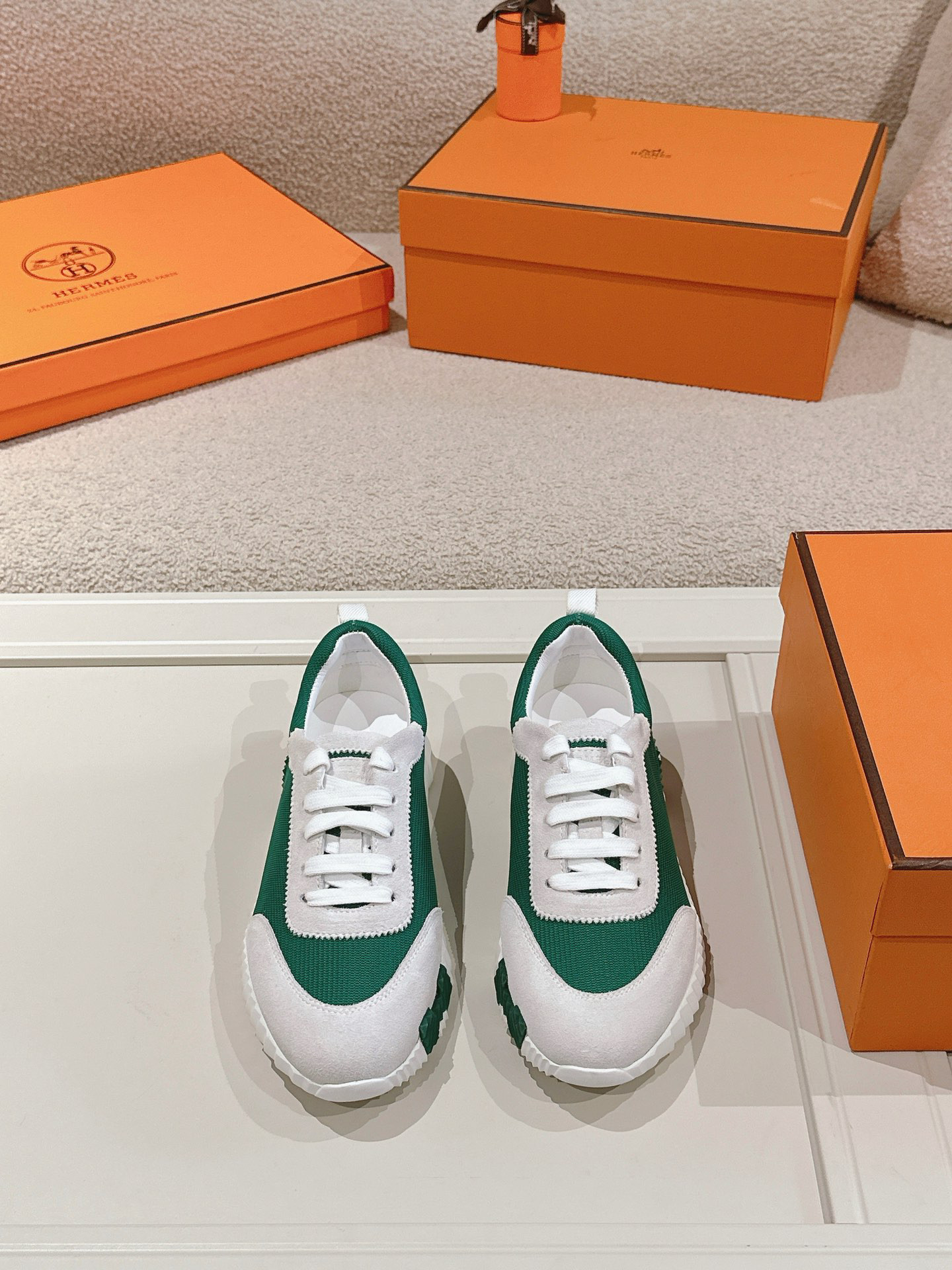 H**me5 sneaker