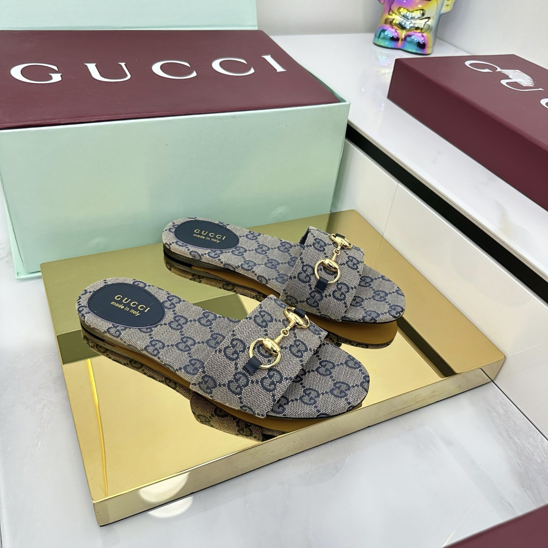 G*u*i sandals