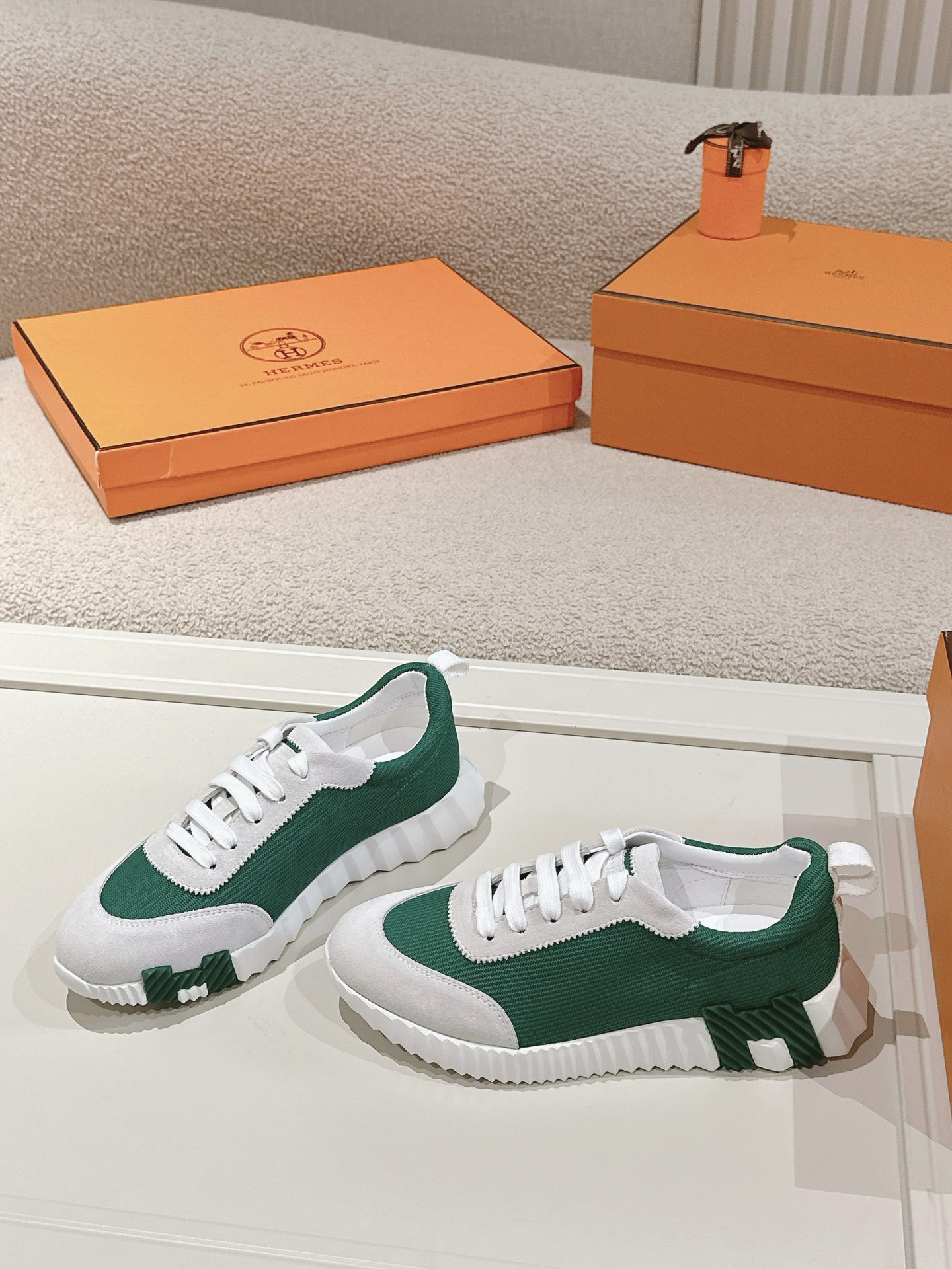 H**me5 sneaker