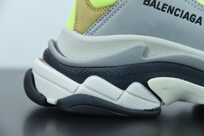 BC TRIPLE S TRAINER 536737 W09O3 1801