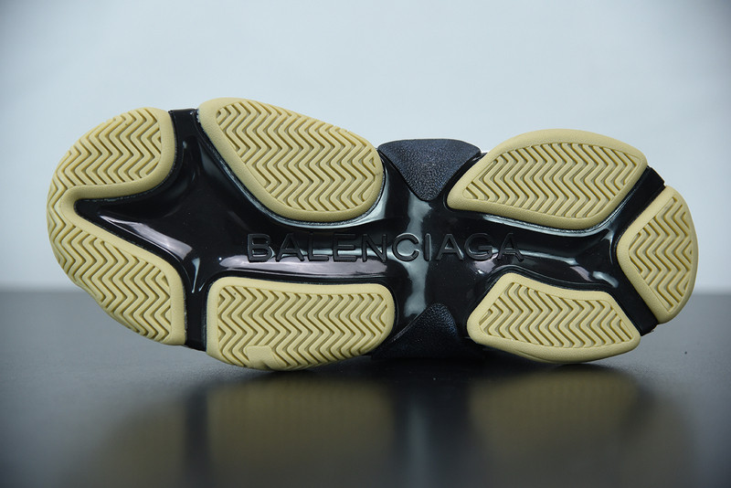 BC TRIPLE S TRAINER  536737 W09OM 9073