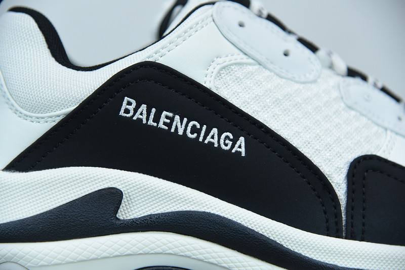 BC TRIPLE S TRAINER  536737 W09OM 9073