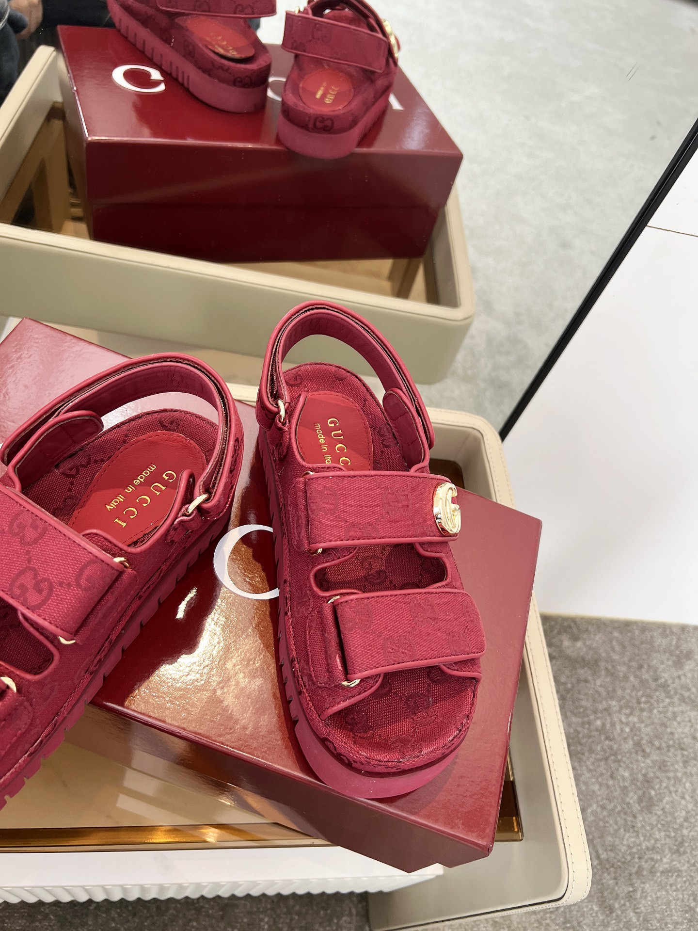 G*u*i sandals