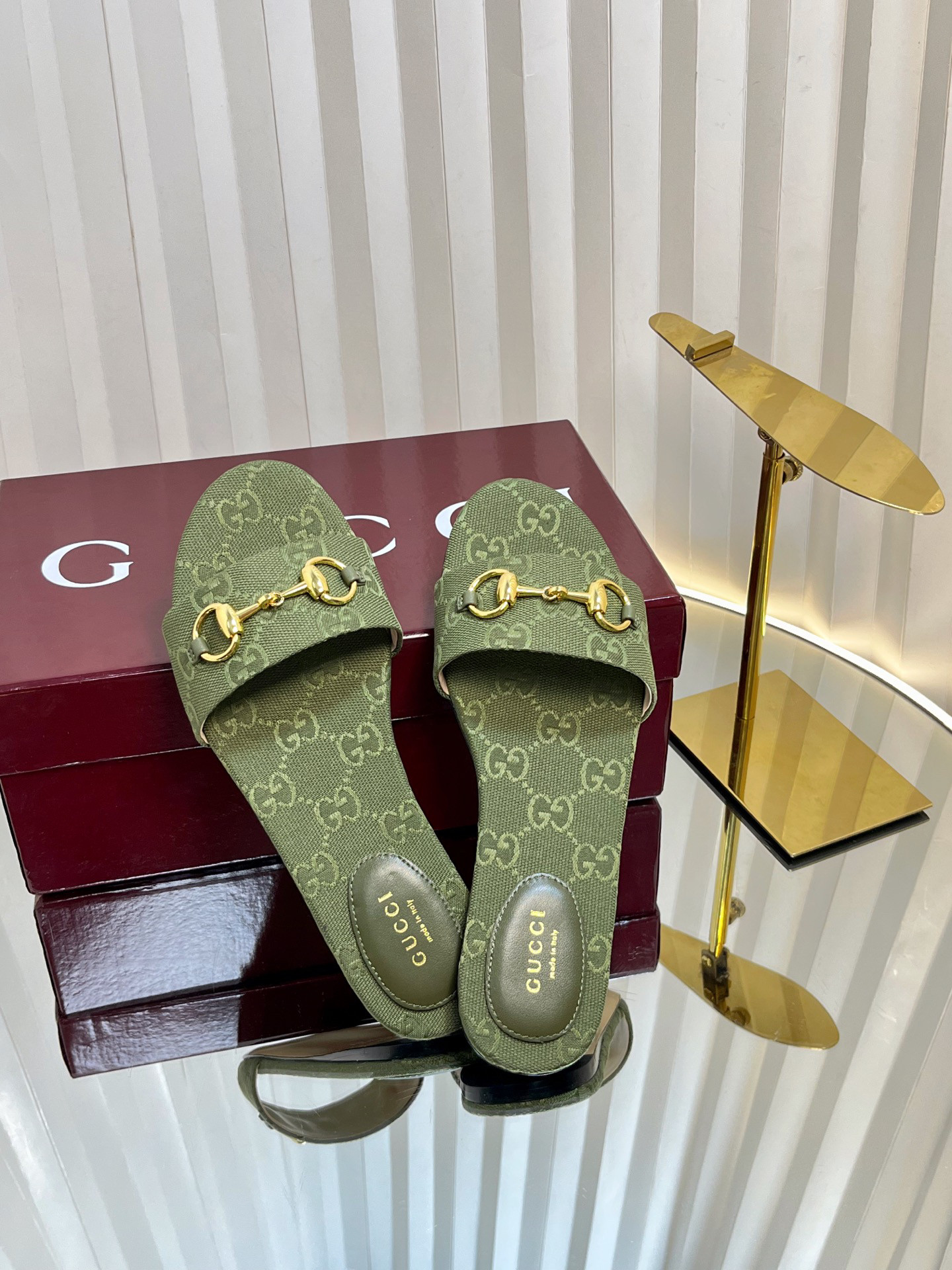 G*u*i sandals