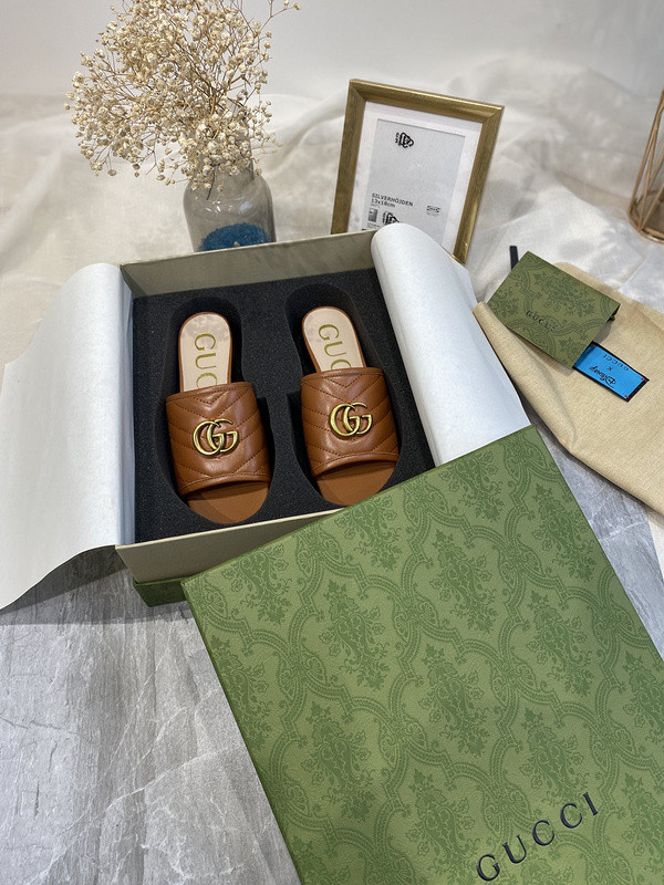 G*u*i sandals