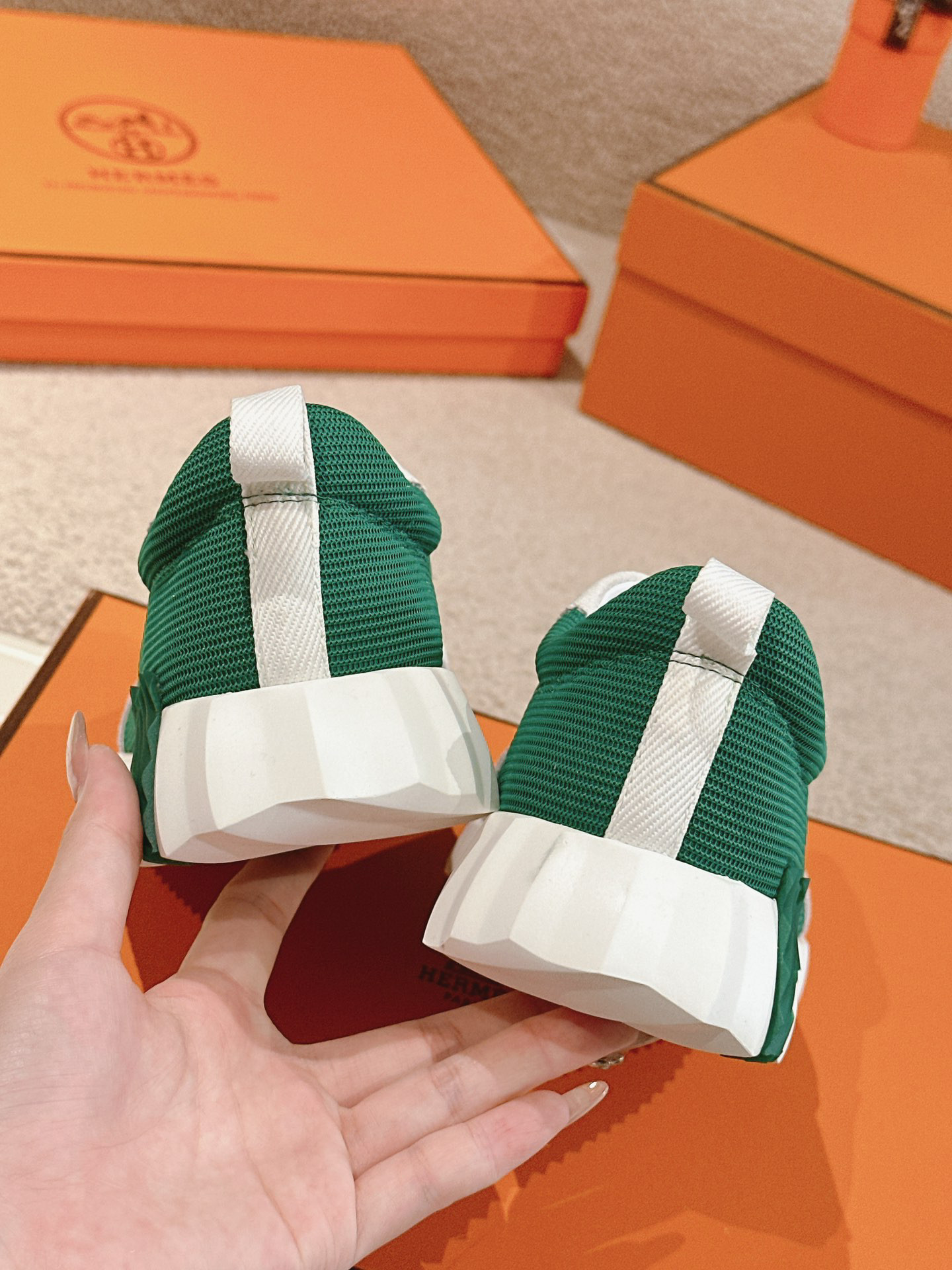 H**me5 sneaker