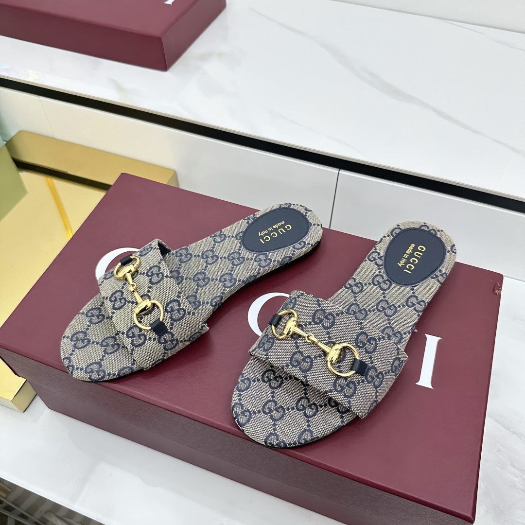 G*u*i sandals