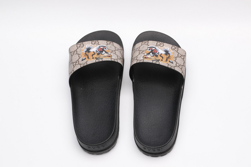 G*u*i sandals