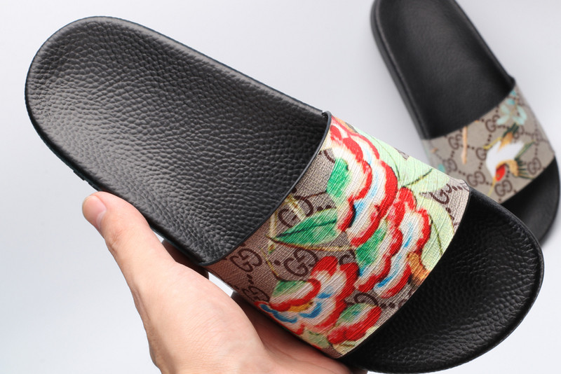 G*u*i sandals