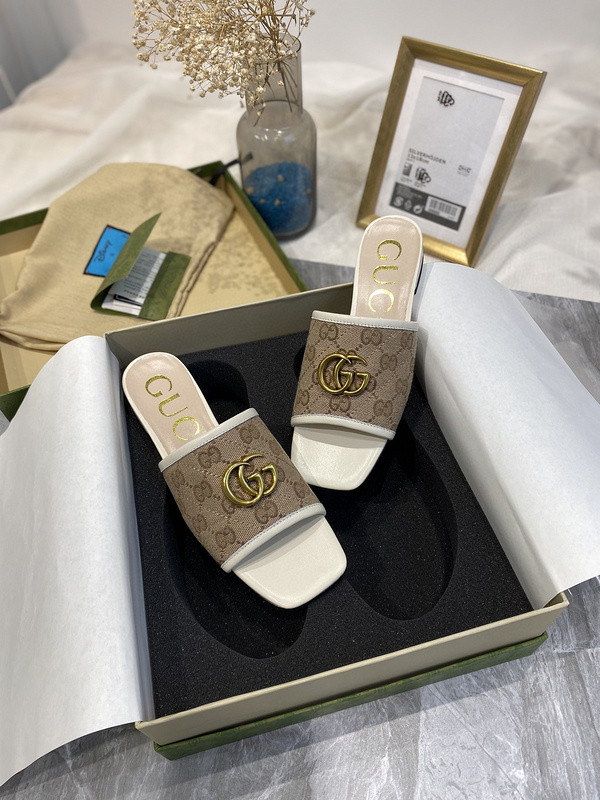 G*u*i sandals