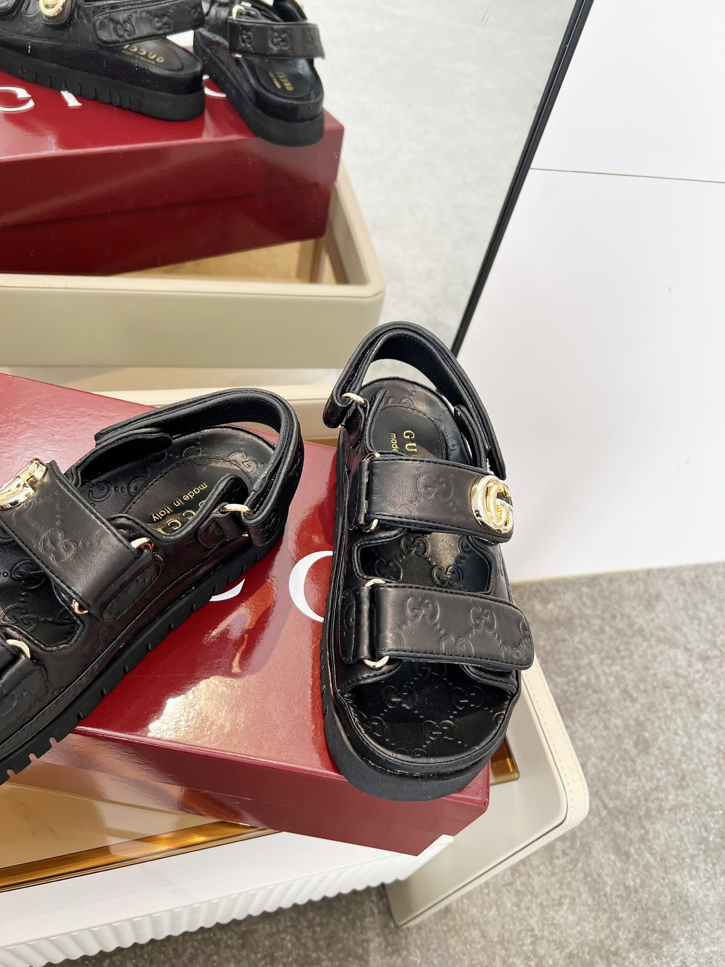 G*u*i sandals