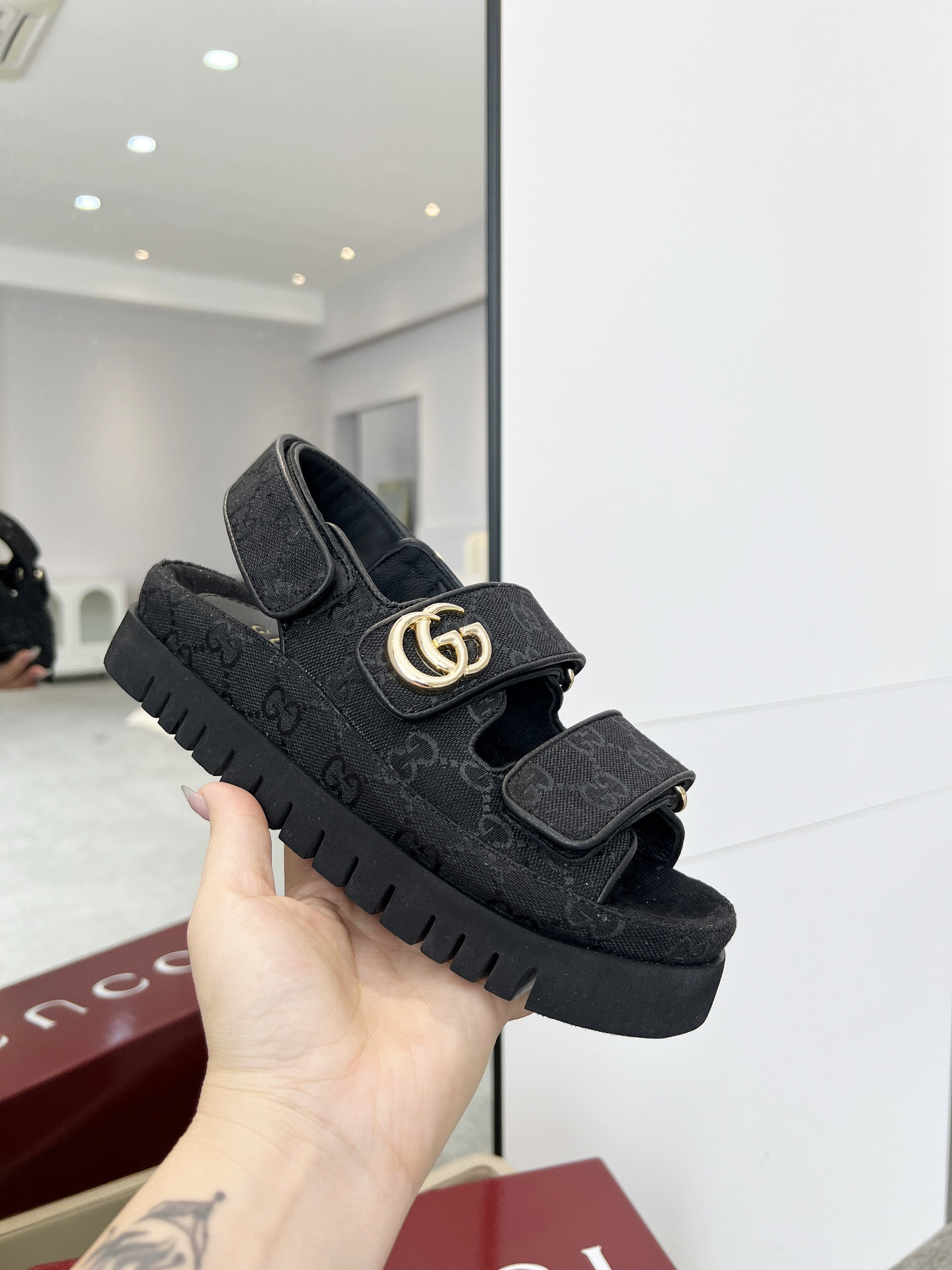 G*u*i sandals