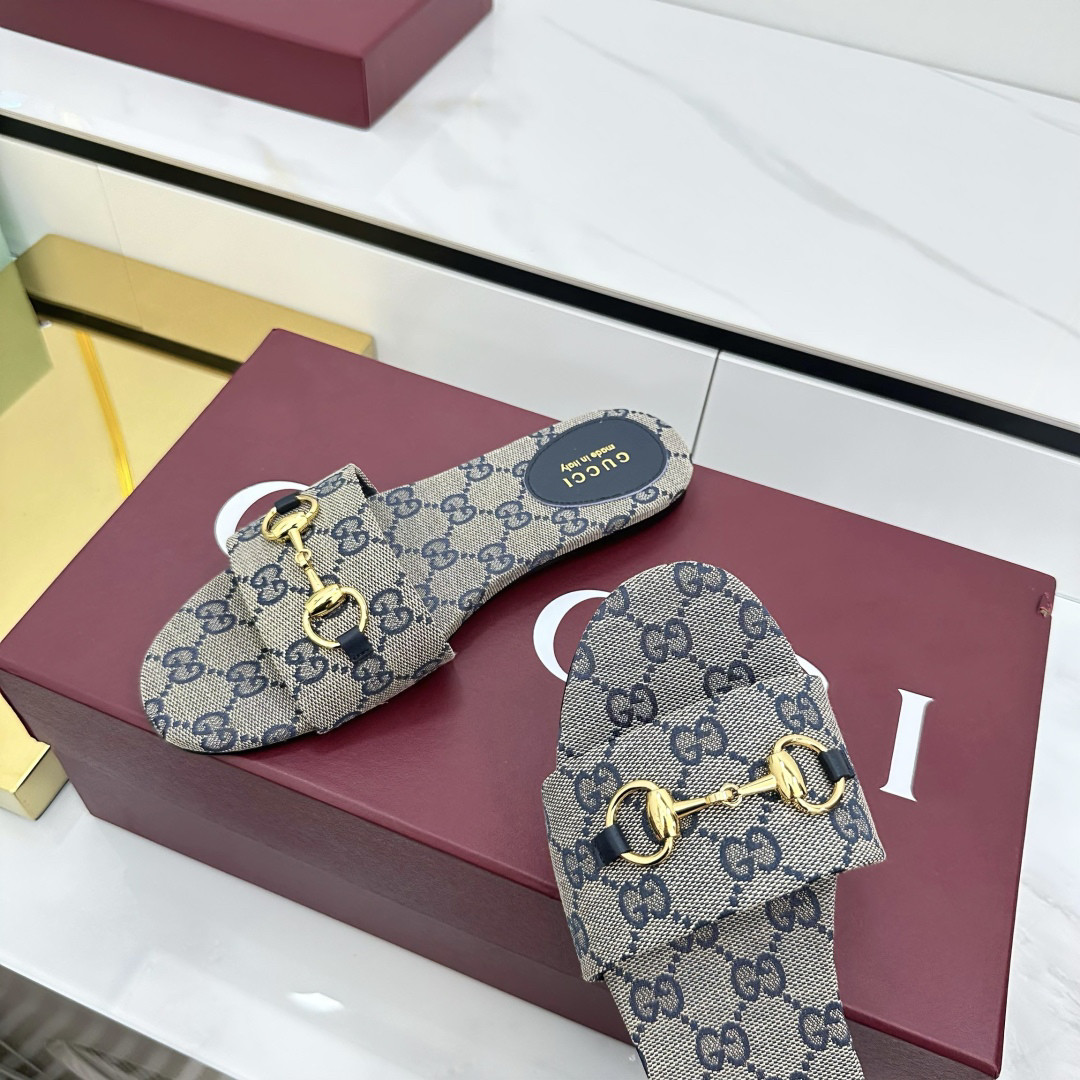 G*u*i sandals