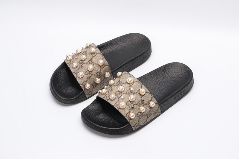 G*u*i sandals