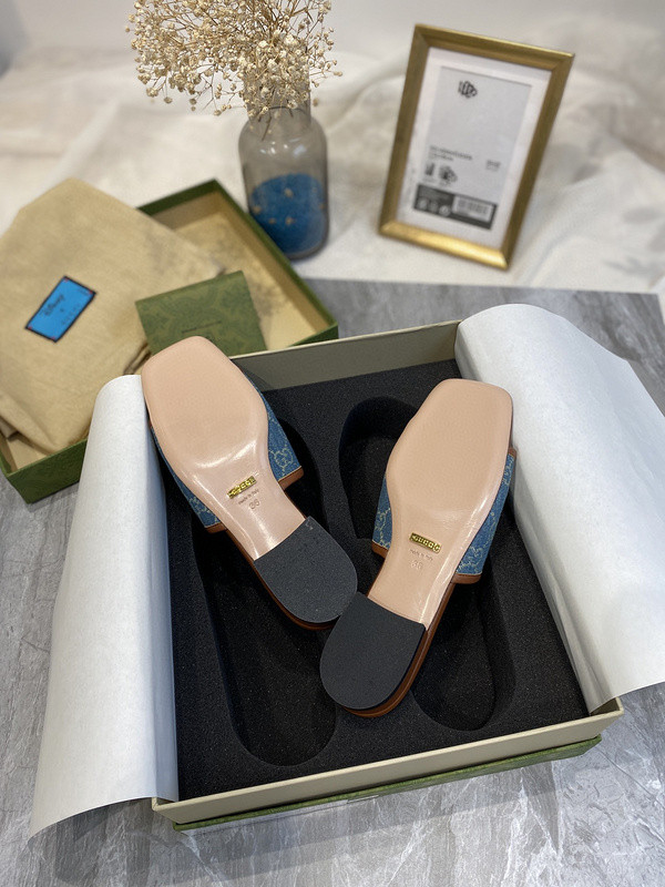 G*u*i sandals