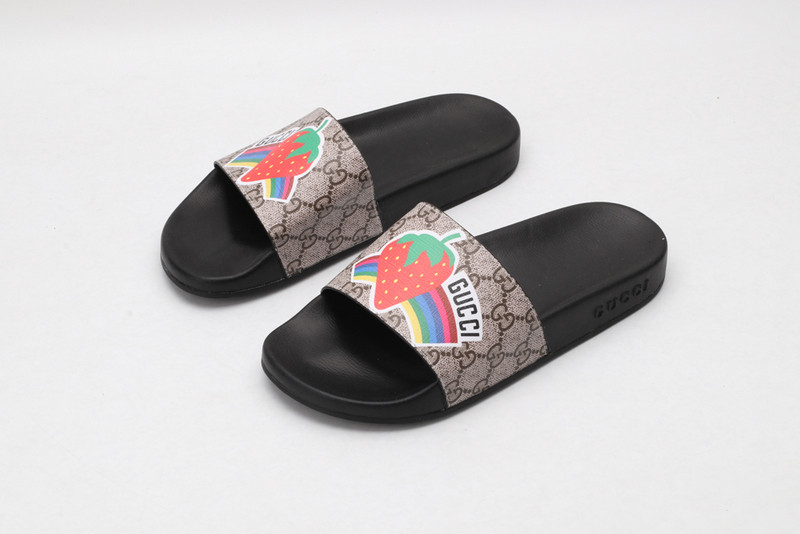 G*u*i sandals