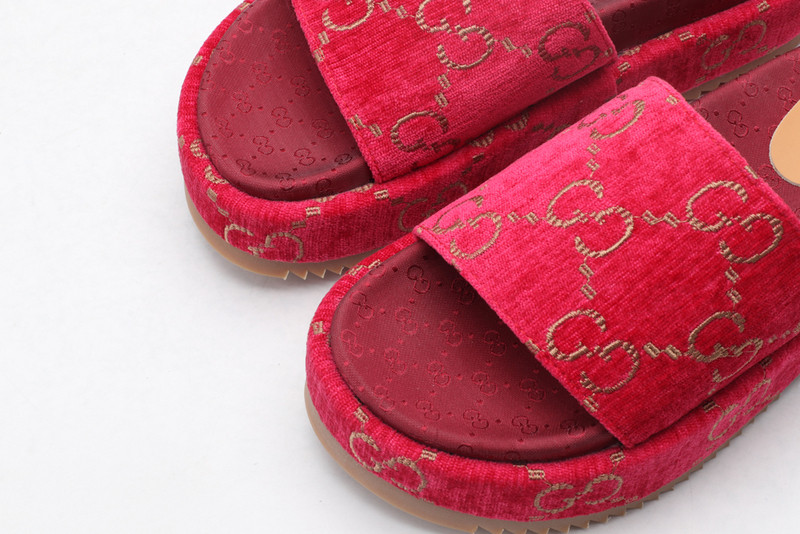 G*u*i sandals