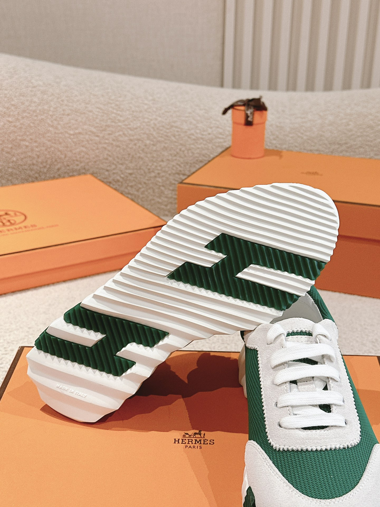 H**me5 sneaker