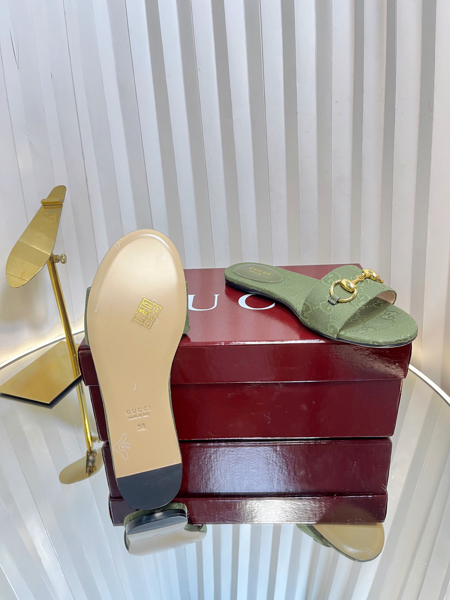 G*u*i sandals
