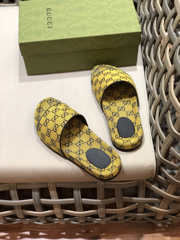 G*u*i sandals