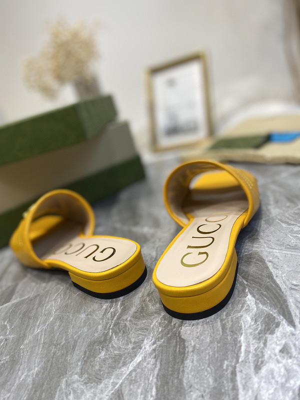 G*u*i sandals