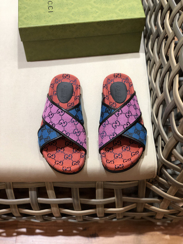 G*u*i sandals
