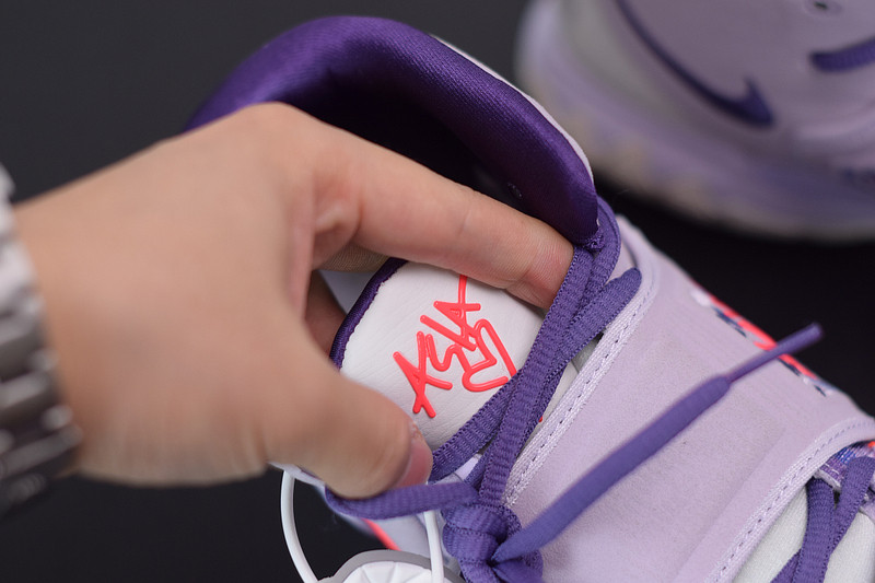 NIKE KYRIE 