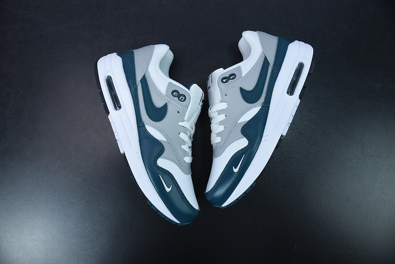 NIKE AIR MAX 1 LV8 