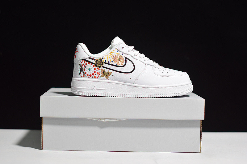 NIKE AIR FORCE 1 07