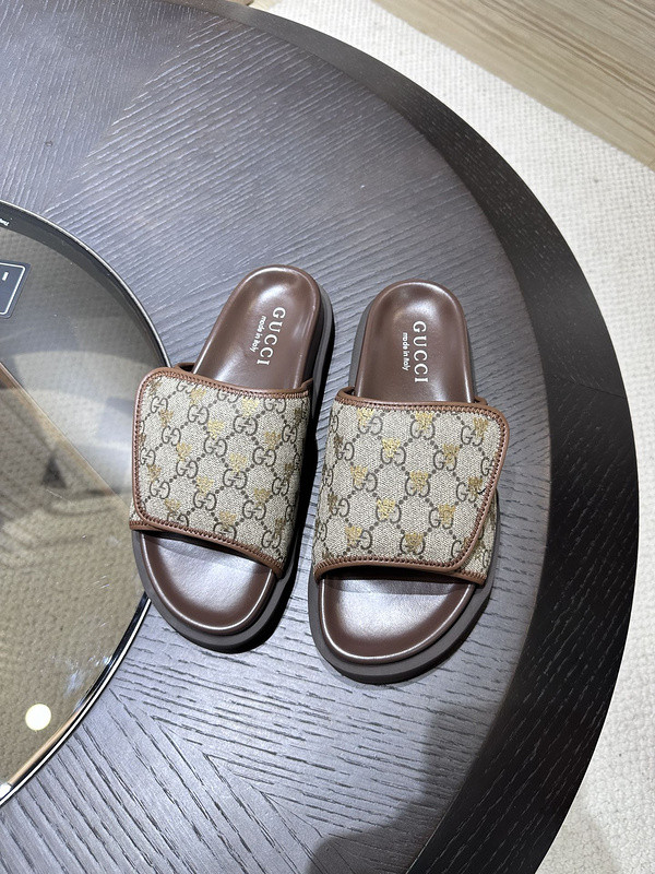 G*u*i sandals