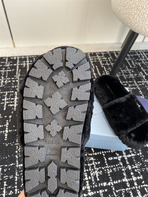 Pra*a sandals