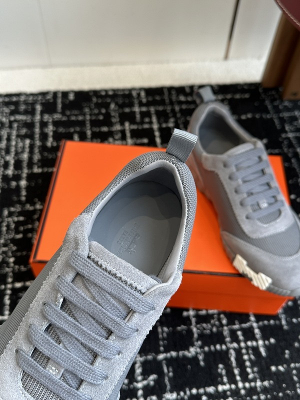 H**me5 sneaker