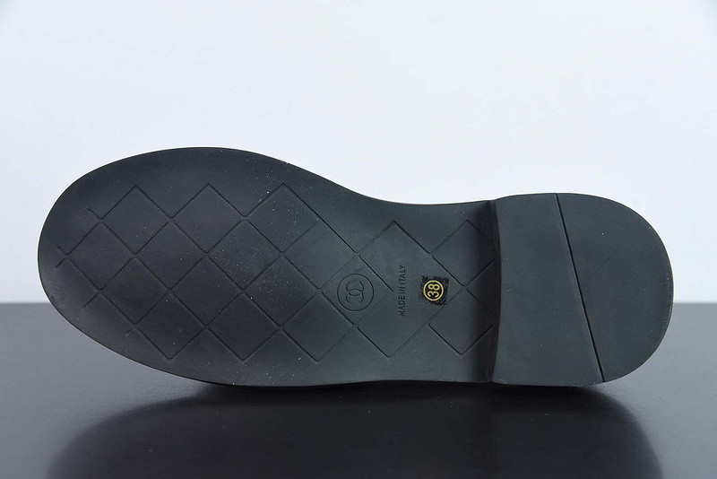Ch**el sneaker