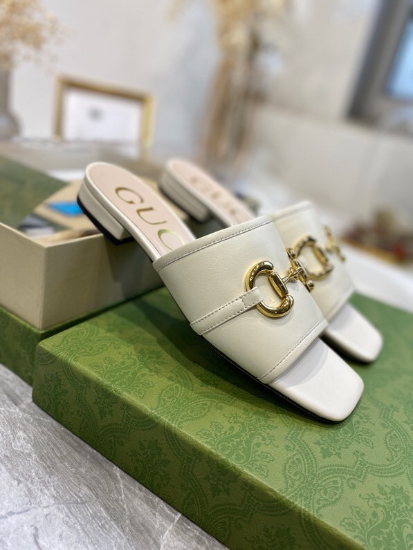 G*u*i sandals